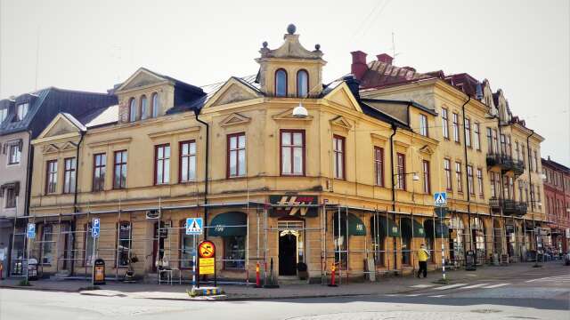 Åmåls kommun har tvingat ägaren till det så kallade Karlströmska huset att sätta byggställningar längs gatan, för att ingen ska behöva få fallande tegelstenar i huvudet.