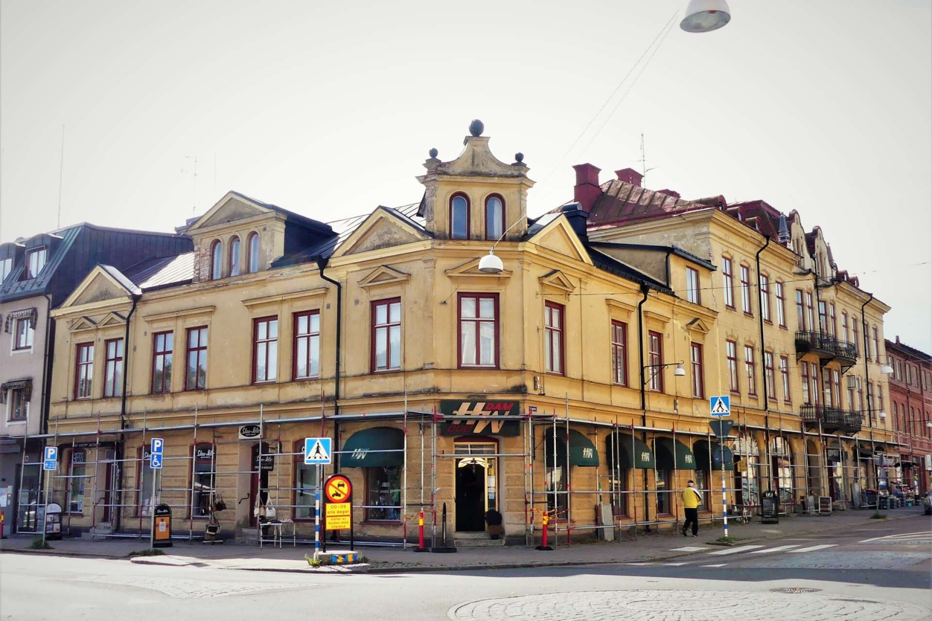 Kommunen trycker på för renovering av Karlströmska huset, nu genom vite.