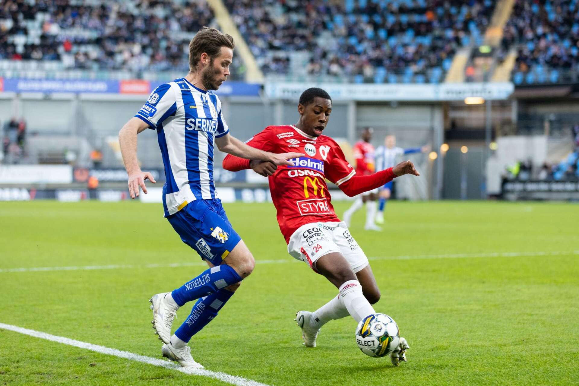 De Pievre Ilunga i duell med IFK Göteborgs Emil Salomonsson.