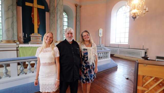 Förra sommaren sjöng Evelina Andersson och Rhode Andersson klassiskt och opera i Tösse kyrka ackompanjerade av Per Östlund. I år framträder trion i Edsleskogs kyrka vid en av Åmåls församlings sammanlagt 21 sommarkvällskonserter. 