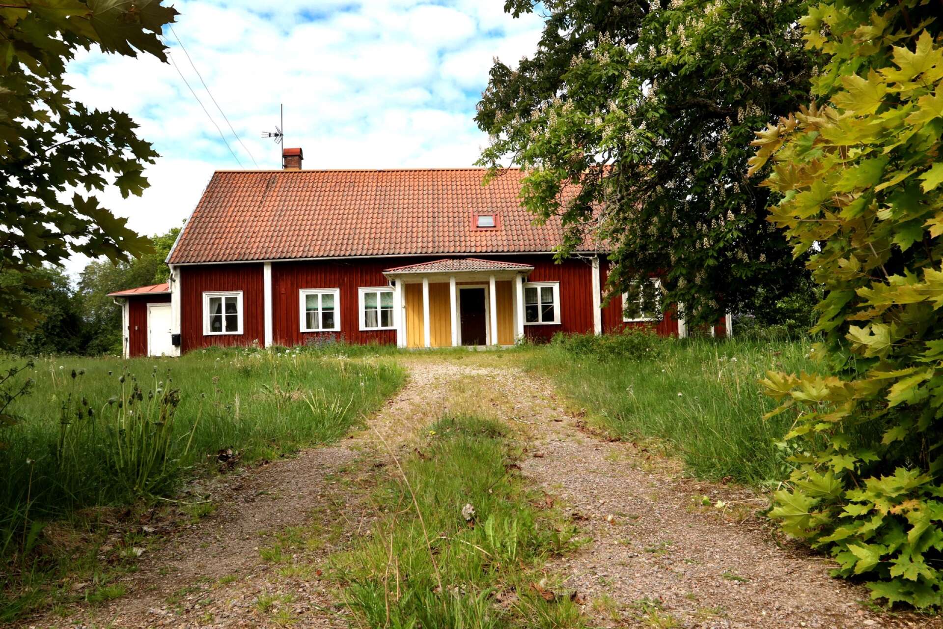Huvudbyggnaden på Korstorps gård ligger på en liten höjd. Den röda byggnaden finns med på Berga sockenskogskarta från 1773.