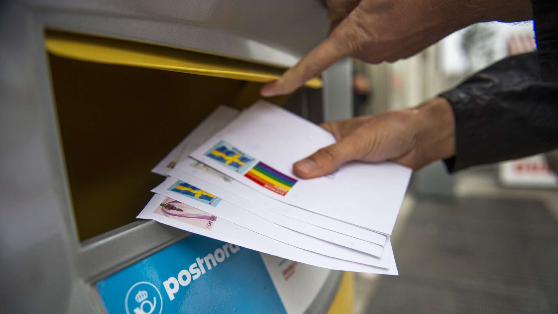 På grund av att antalet skickade brev minskar med ungefär hälften sedan millennieskiftet så börjar Postnord dela ut posten varannan dag i stället för varje dag.