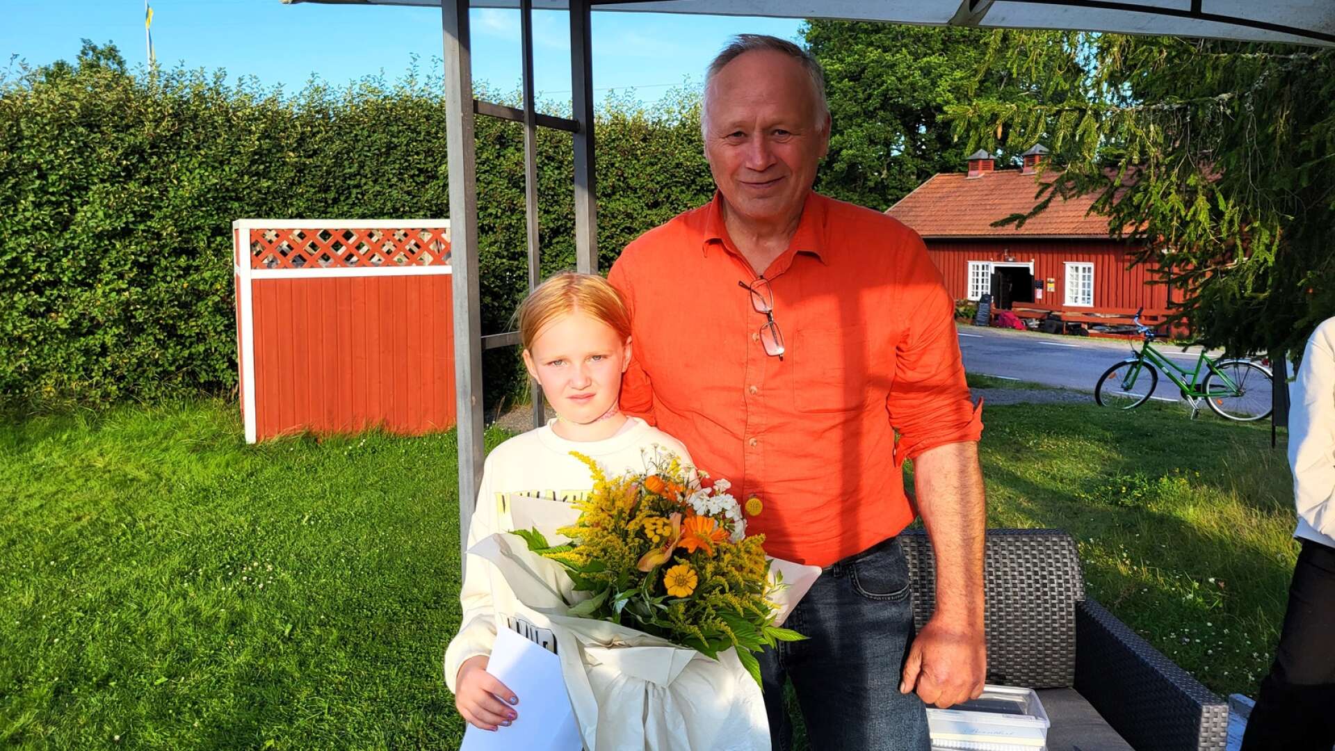Prisutdelaren, byalagets ordförande Anders Bäckström, blev lite snopen när barnbarnet Inez Ståhl drogs som vinnare av förstapriset.
