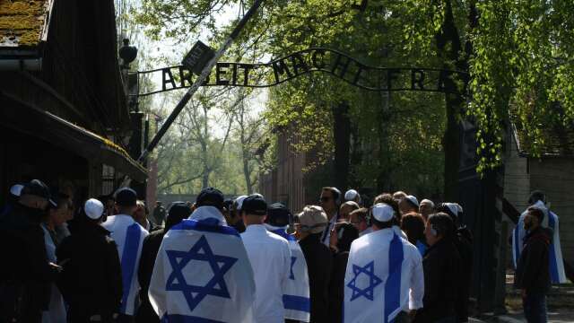 ”Arbete ger dig frihet” står det över porten till Auschwitz.