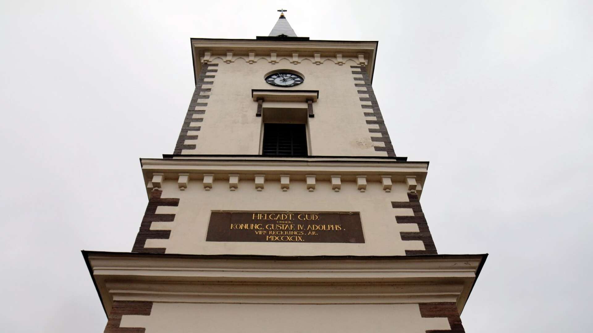 Hjo kyrkas kyrkklocka kommer ljuda tillsammans med många andra kyrkklockor i Sverige den 31 december.