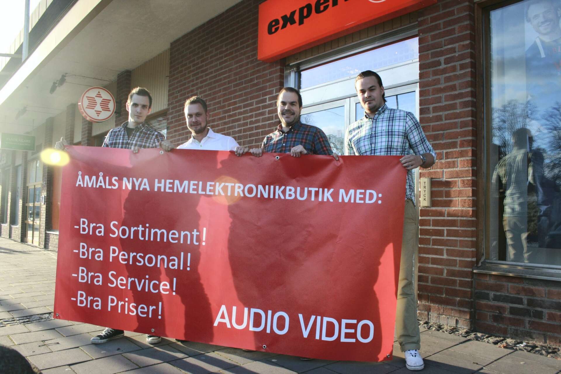 Richard Ternstedt, Roger Larsson, Lars Karlsson och Andreas Svanström när de startade hemelektronikföretaget tillsammans 2012. De tog över Experts butiker i Åmål och Säffle efter kedjans konkurs.