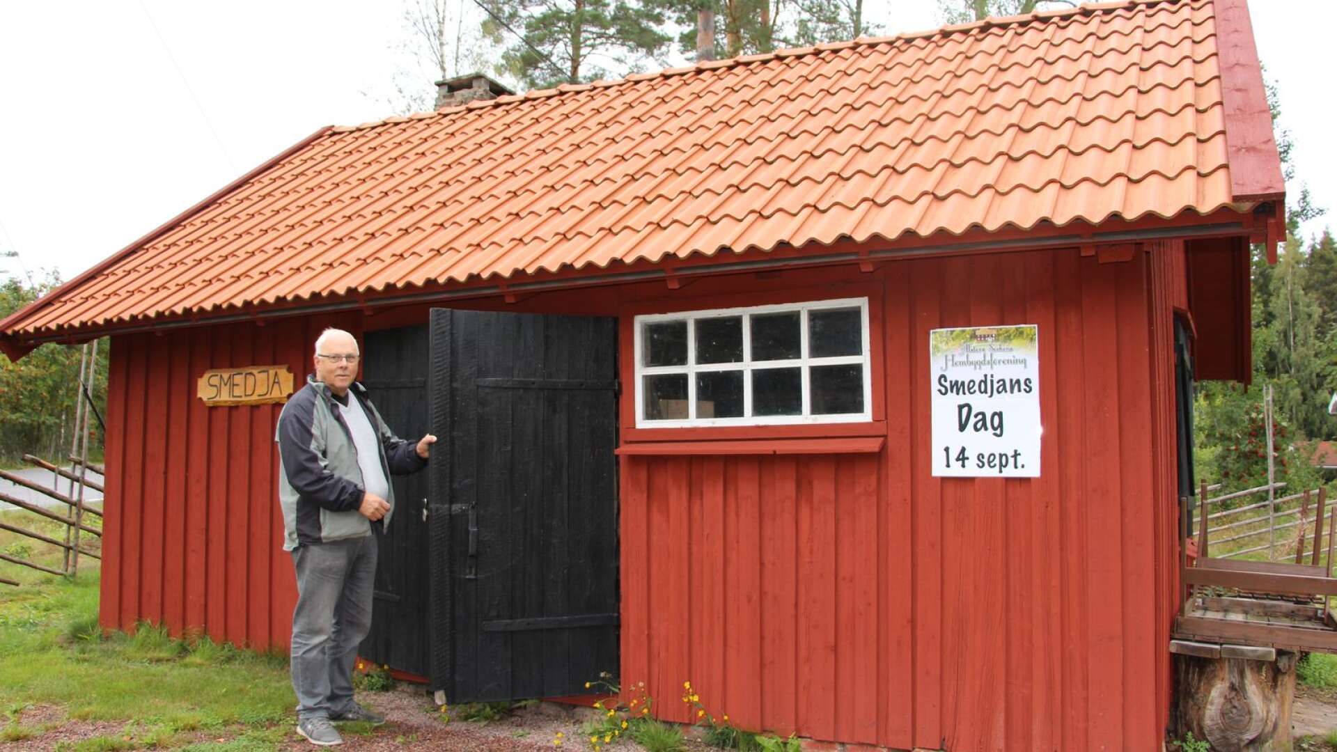 Smedjan som rustats upp ligger vid hembygdsgården i Tällerud.