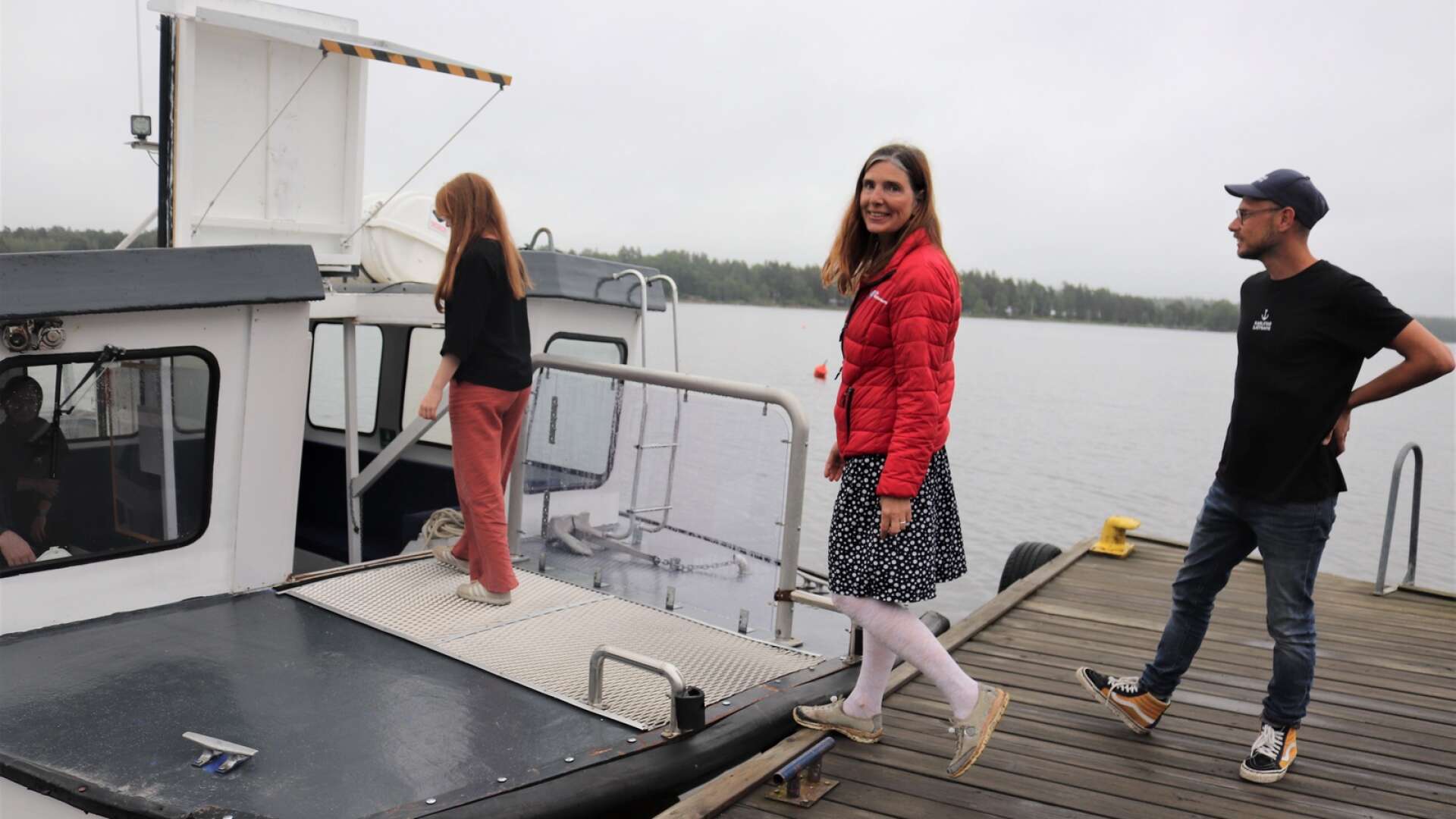 Det var inget fantastiskt väder på premiärdagen, men i år kan vädret bli betydligt sämre utan att turerna ställs in. Frida Persson och Linnéa Palmqvist, turism- och destinationsutvecklare, och Dan Hedegren, vd för Karlstad sjötrafik, kliver på båtbuss 95.