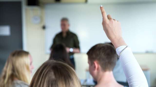 En lärare bosatt i Färgelanda kommun döms i tingsrätten till böter för sexuellt ofredande mot elever. Personerna på bilden har inget med artikeln att göra./ARKIVBILD