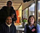 Enhetscheferna Anne-Lee Haglund och Maria Halling tillsammans med arbetssökande Abdilaahi Ahmed.