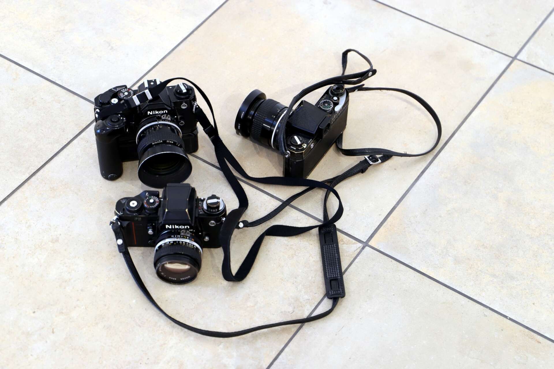 Pålitliga resekamrater från tidigare år: Staffan Jofjell har tagit med några av sina gamla kameror till utställningen.