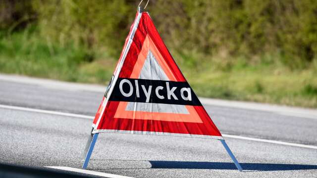 Två personer var inblandade i en trafikolycka strax före klockan 16 i Åmåls kommun.
