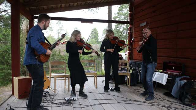 Delar av Västanå teater bjöd publiken på en trevlig musikstund vid Gammelvala i Brunskog.