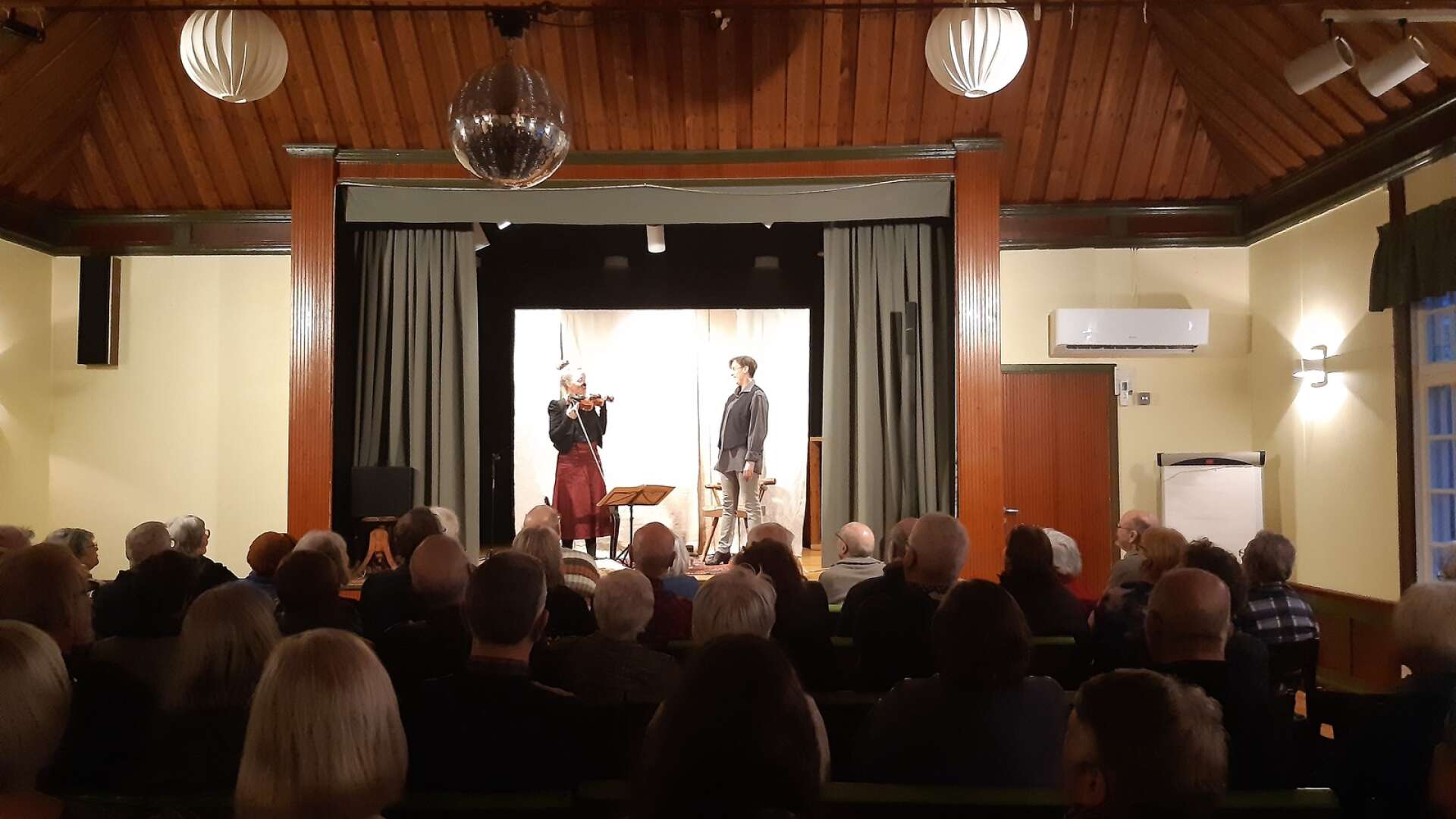 En fullsatt salong fick lyssna till den fängslande berättelsen om Adolf Andersson, framförd av violinisten Livet Nord och skådespelerskan och tillika Dan Anderssons barnbarn Maria Sedell. 
