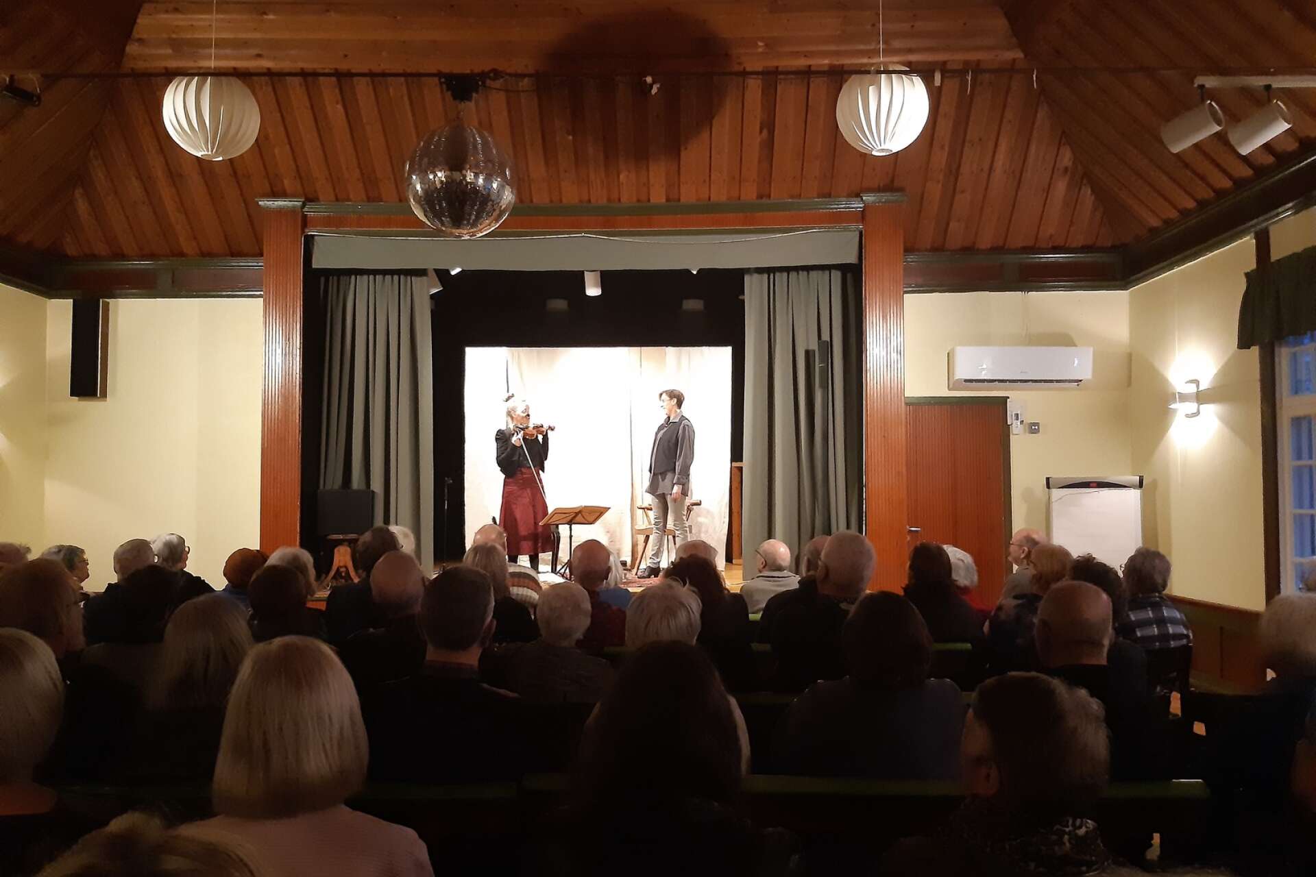 En fullsatt salong fick lyssna till den fängslande berättelsen om Adolf Andersson, framförd av violinisten Livet Nord och skådespelerskan och tillika Dan Anderssons barnbarn Maria Sedell. 