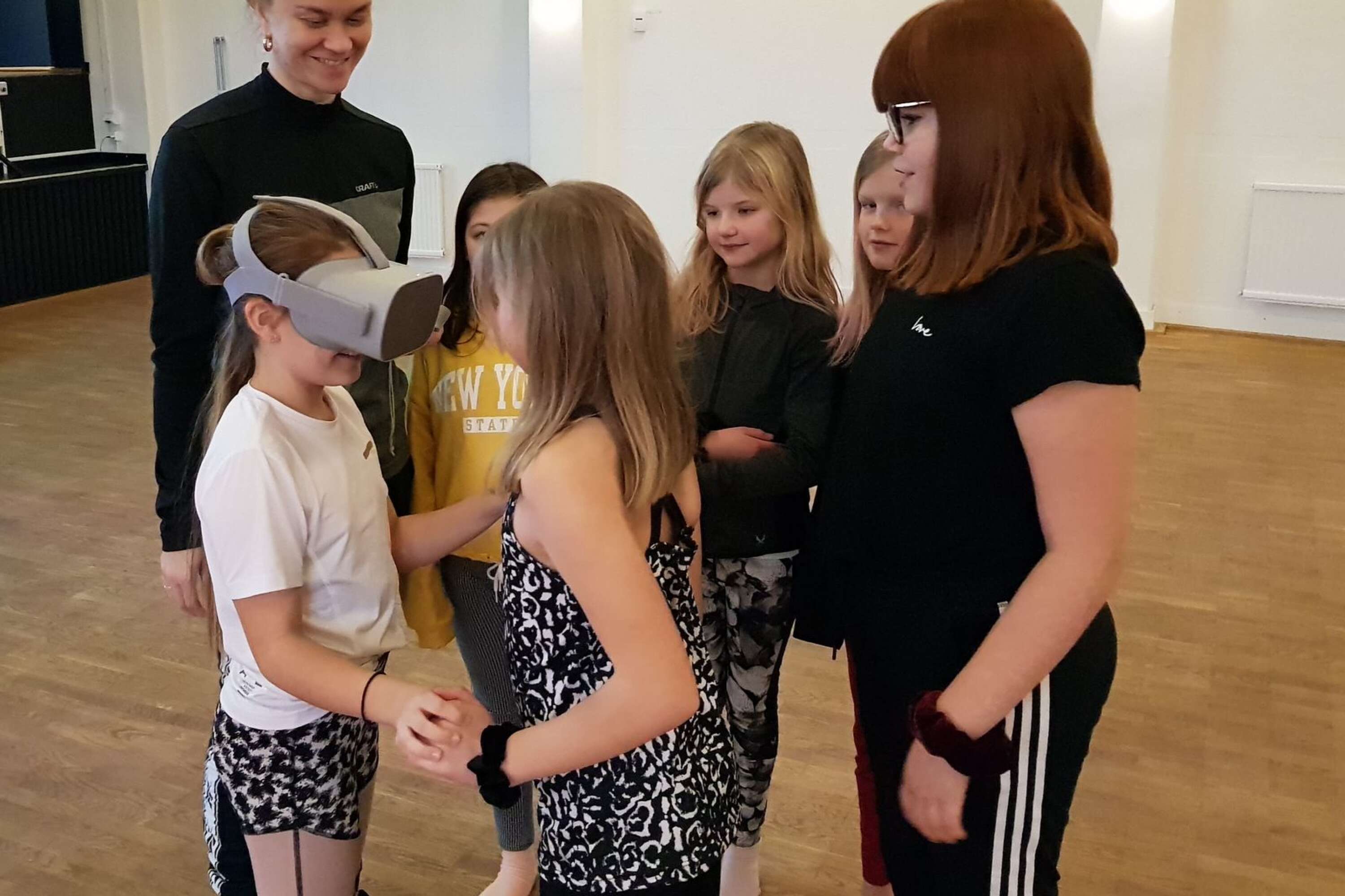 Barnen fick prova på VR-glasögon under överinseende av Anna Näsström.