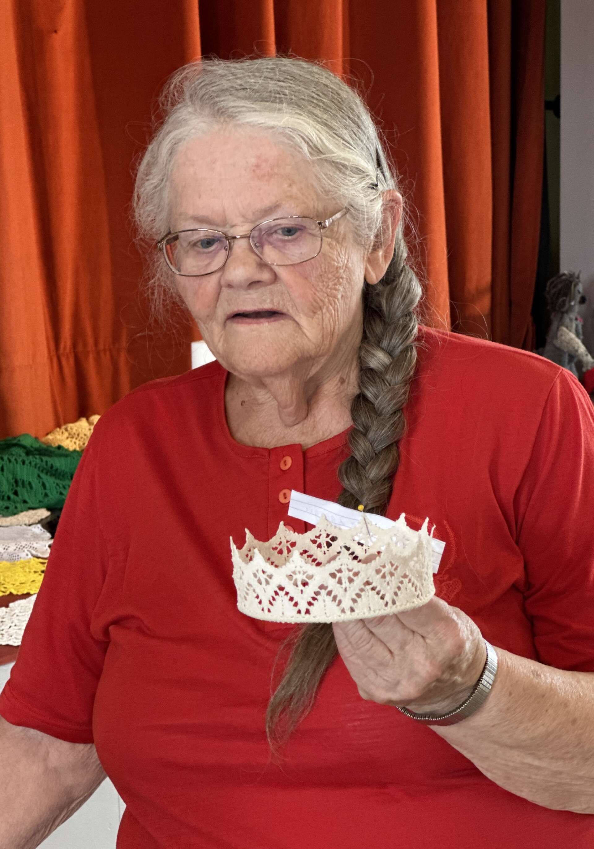 Monica Rundqvist med en knypplad brudkrona som använts vid två bröllop inom familjen. 