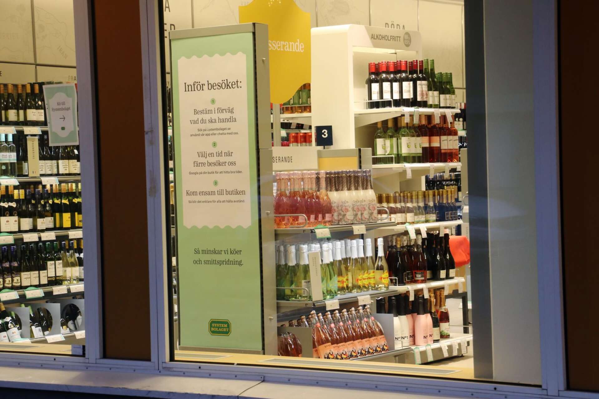 Det är bråda dagar på Systembolaget i Filipstad. Det finns skyltar med konkreta tips som kunderna kan ha med sig innan de besöker butiken innan nyårsfirandet.