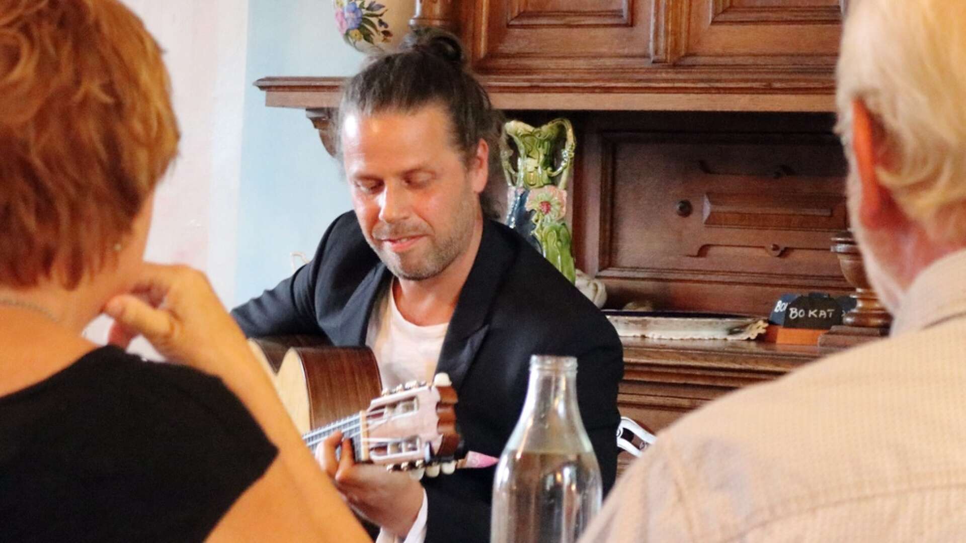 Robert ”Robi” Svärd har tidigare gästat Långbans gästgiveri. Den 20 augusti är det dags igen för artisten och hans rytmiska flamencomusik. Det är som vanligt Spansk-svenska kulturbron som arrangerar.