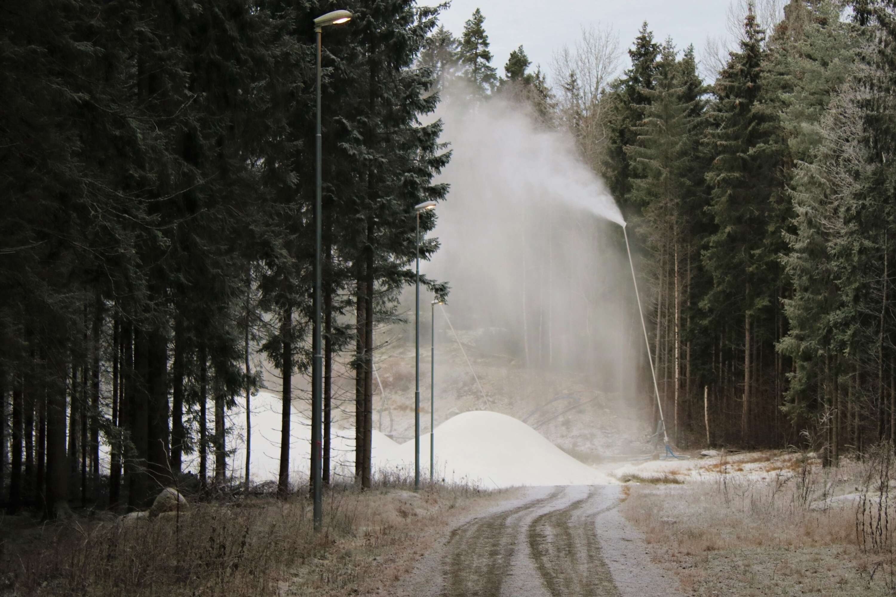 Då natursnön dröjer ordnar Åmåls OK och Åmåls kommun lokalt snöfall på Hanebol.