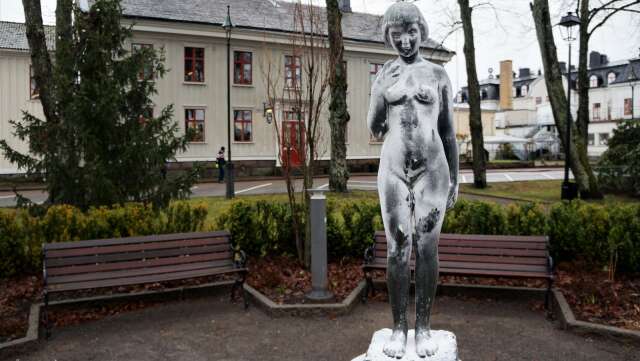 Statyn Eva av Carl Eldh kom till Plantaget 1953. 