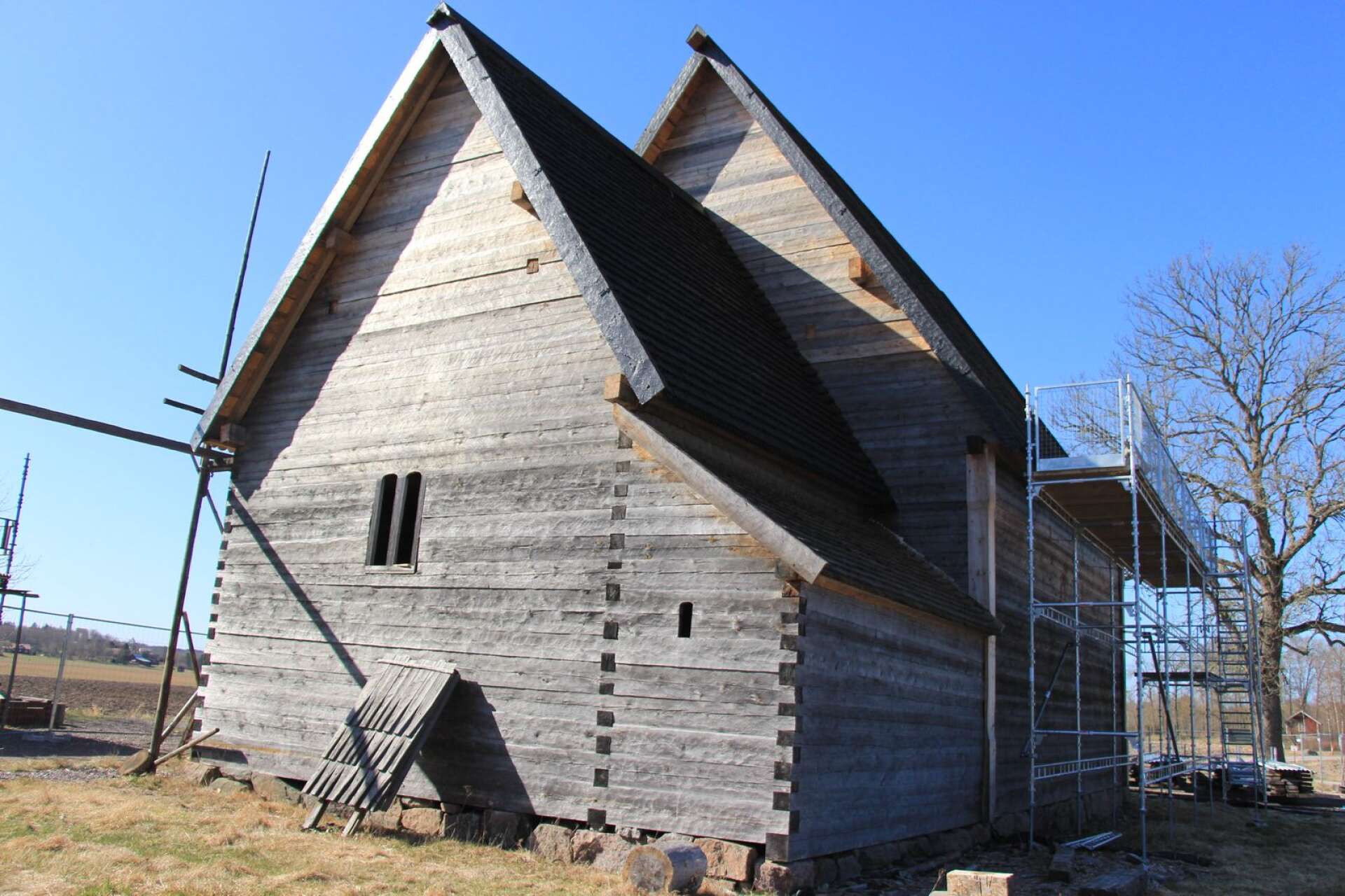 Rekonstruktionen av Södra Råda gamla kyrka fortsätter. 