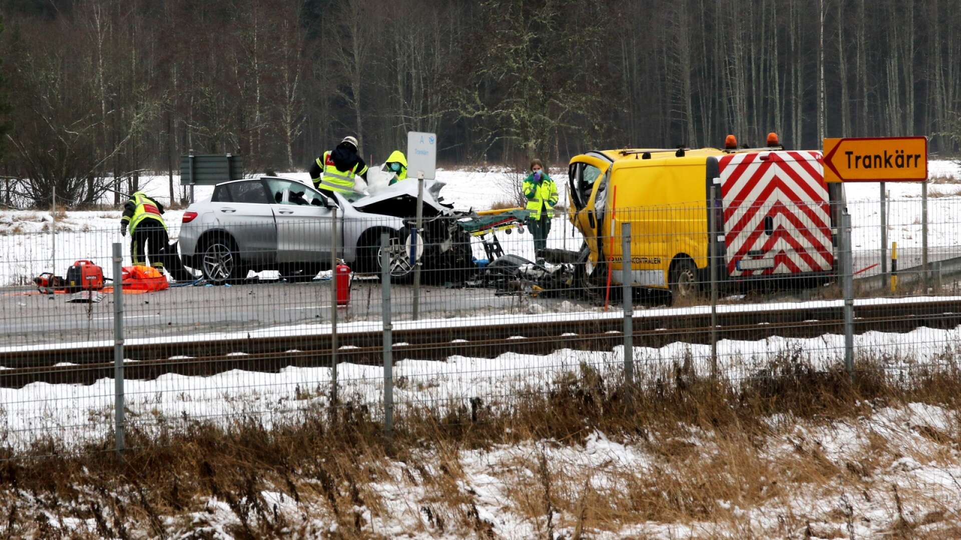 Olyckan mellan en personbil och följebil för transport inträffade den 13 december 2021 på E20
