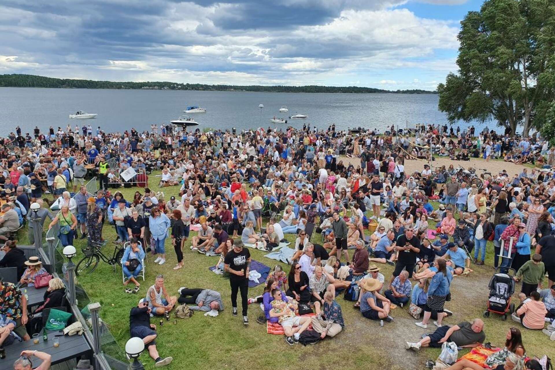 Många Åmålsbor följde konserten på plats.