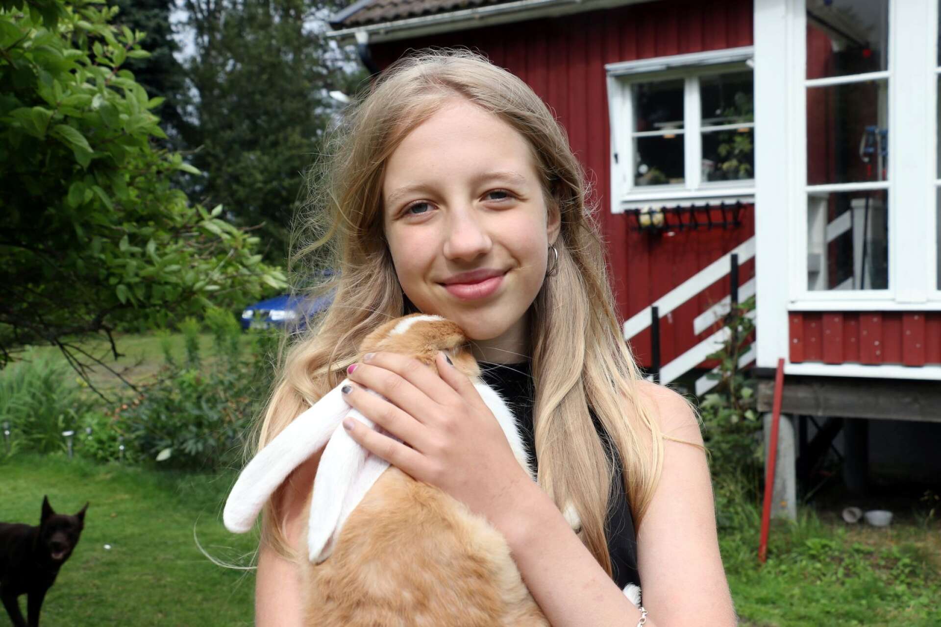 Juni och familjens kanin Gunnar. 