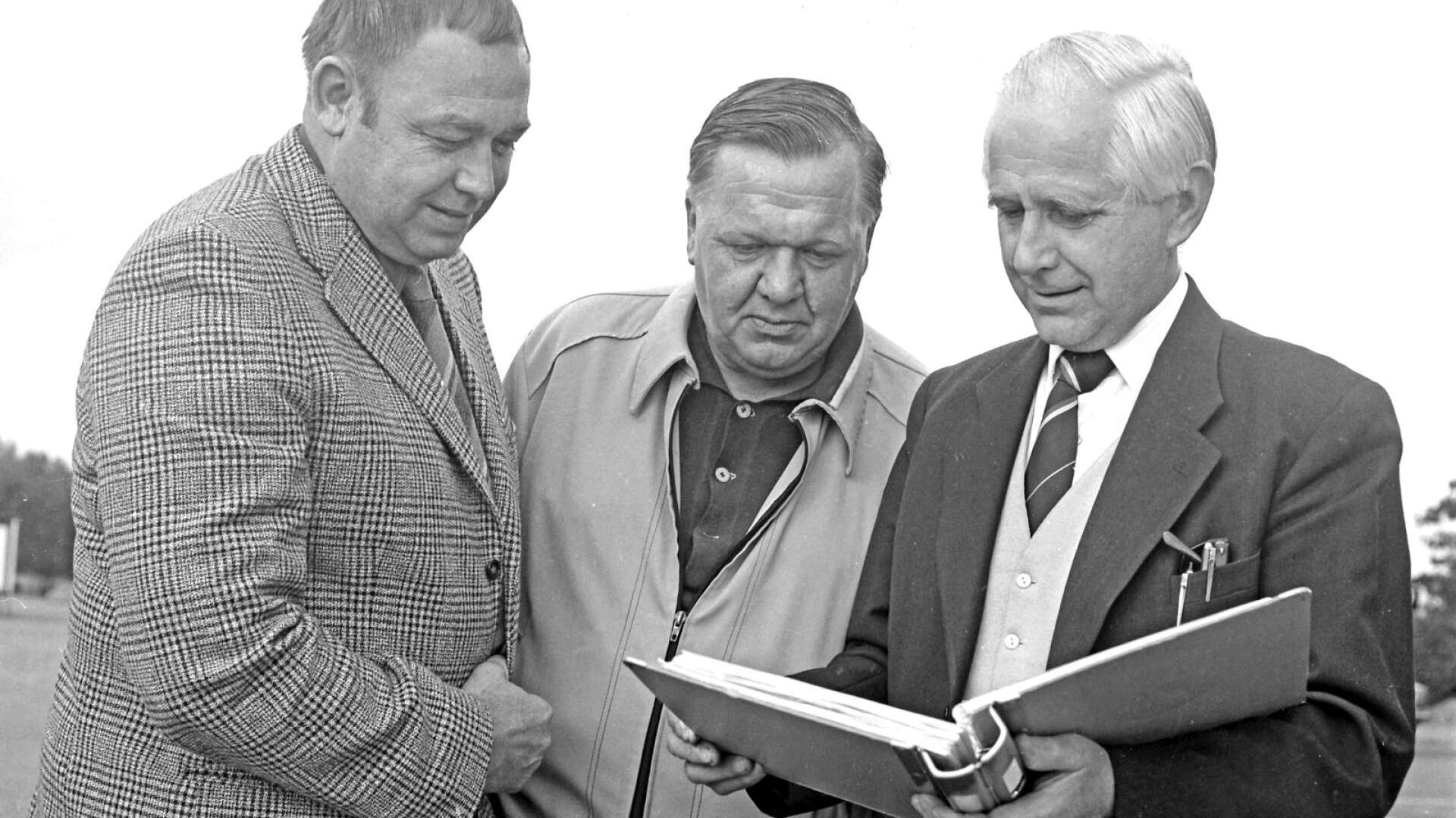 Tre av Sifhällas nöjesmarknadsveteraner fotograferade inför nöjesmarknaden 1972. Gösta Widemalm och Tage Andersson kom med redan 1944. John Säveland till höger hade varit med sedan 1951. 