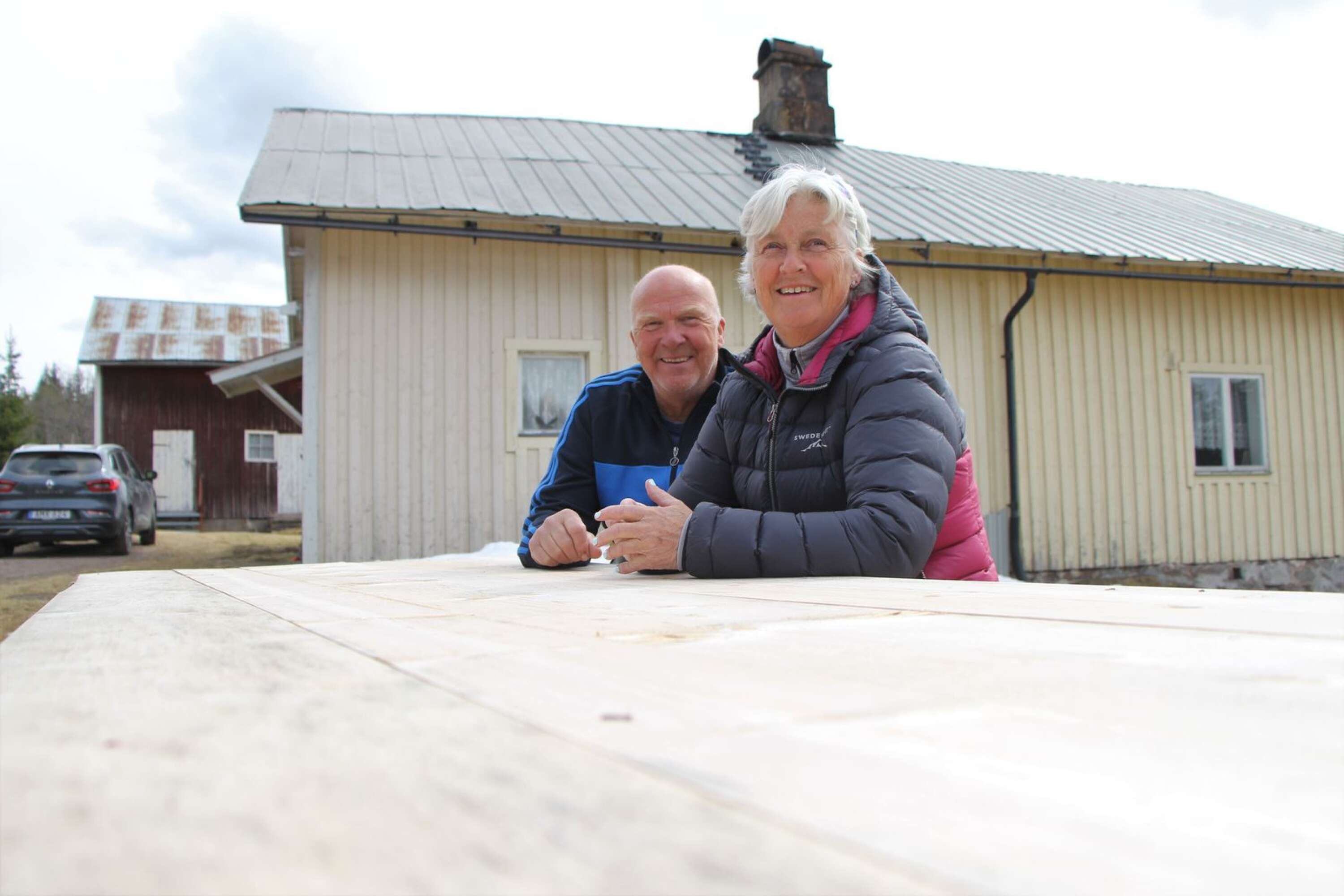Ronnie Adolfsson och Barbro Hansson vid gamla huset. De har byggt ett nytt också.