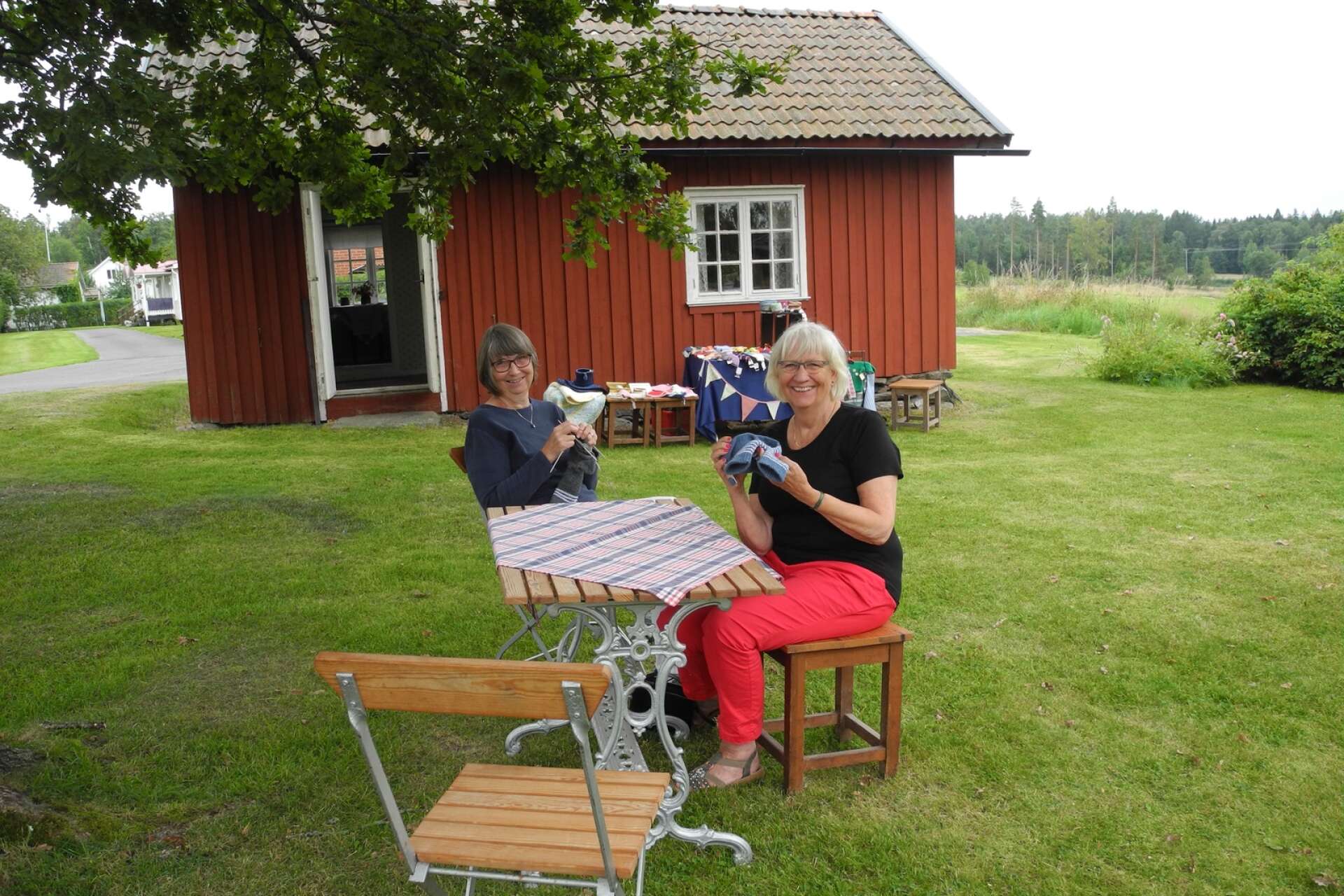 Landsbygdsveckan avslutades i Ånimskog med den traditionella bakdagen i hembygdsgården. Framför Väktarstinas stuga satt Karin Larsson och handarbetade i samspråk med Kerstin Kaså.