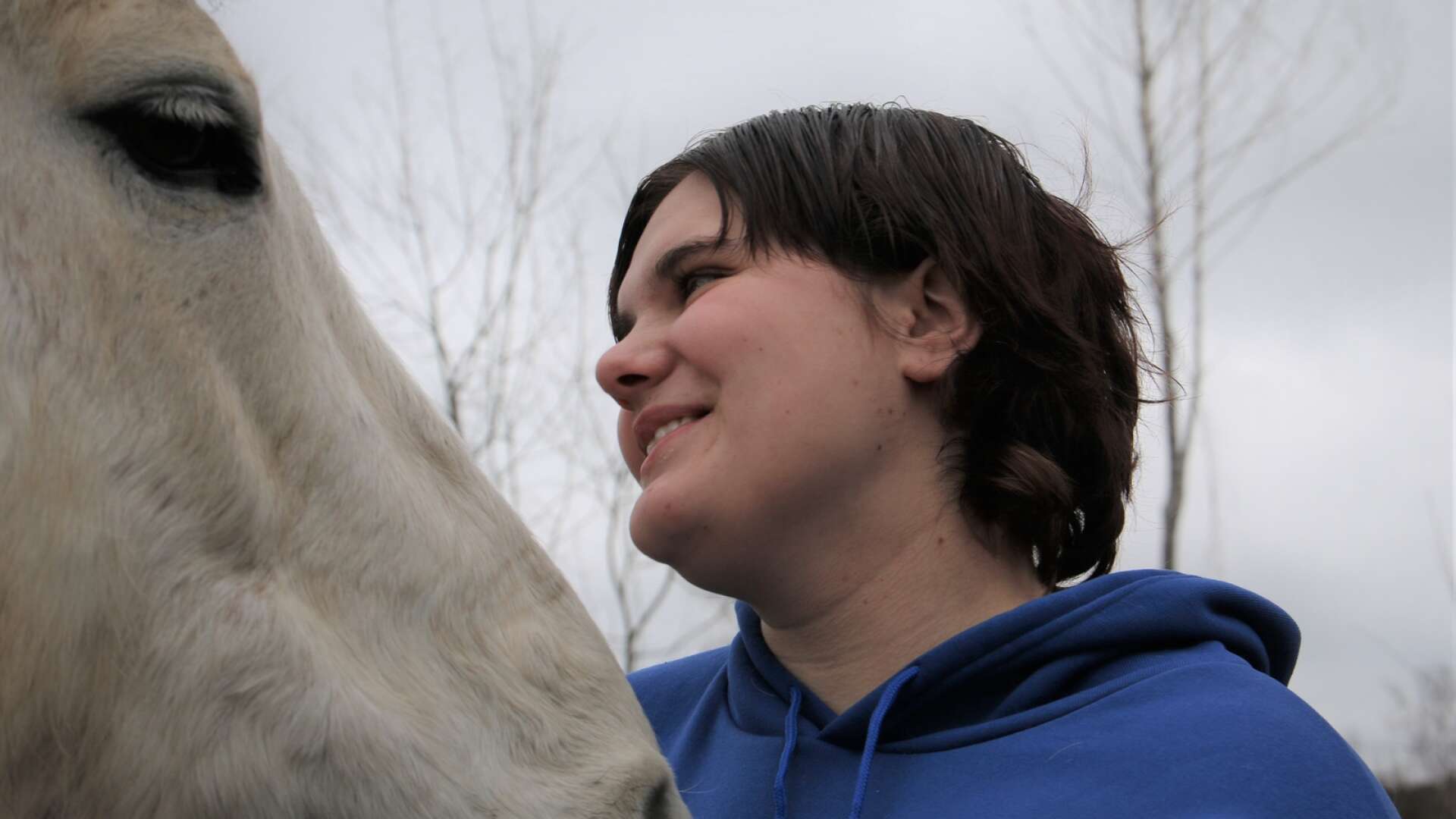 Emmy var bara 17 år när hon ramlade av en av familjens hästar och slog i huvudet.