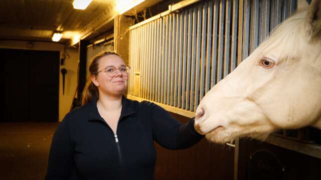 Amanda Ahlin är sjuksköterskan som också trivs ute bland sina hästar.