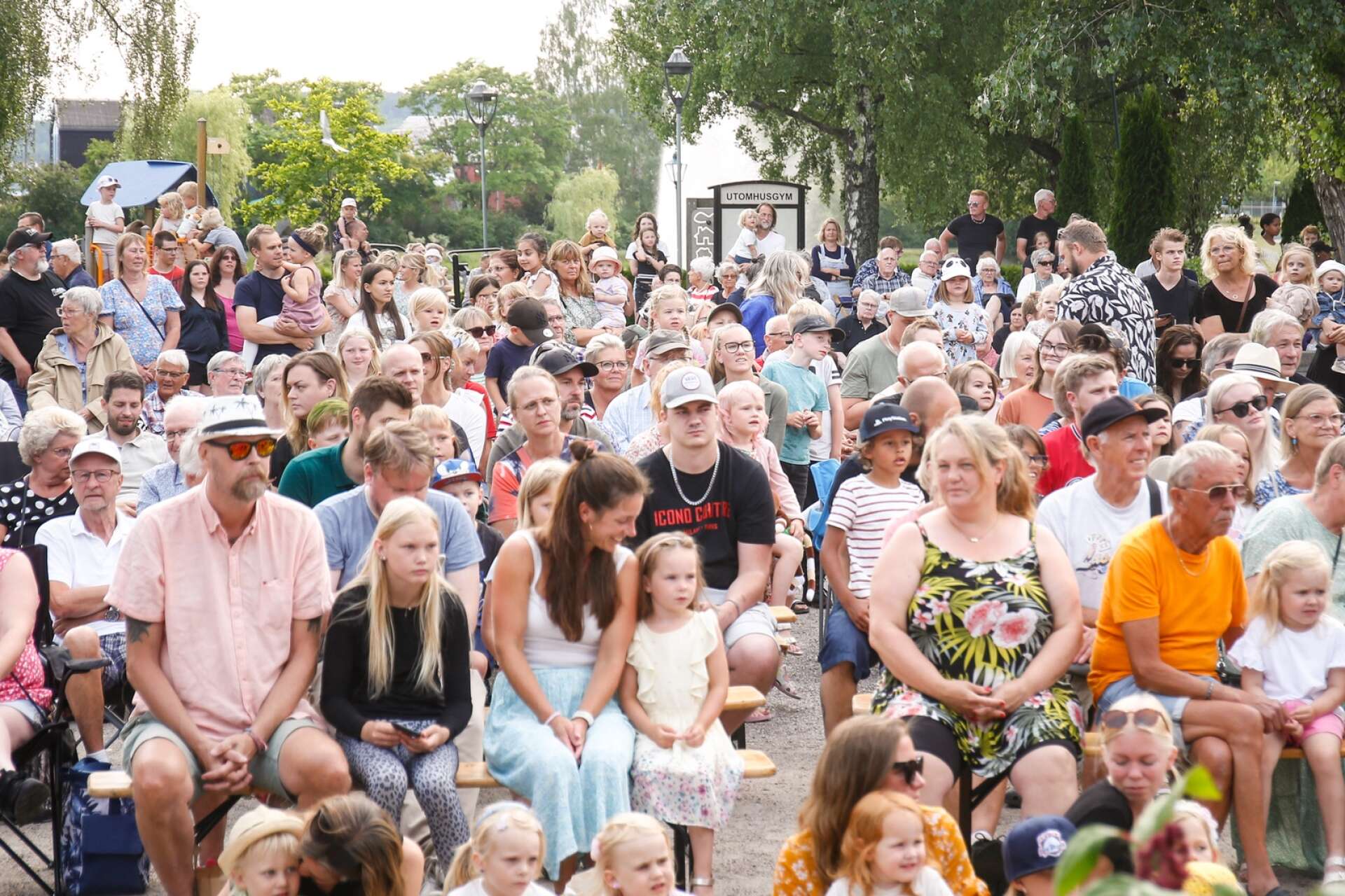 Årets första sommarkväll i stadsparken drog rekordstor publik.