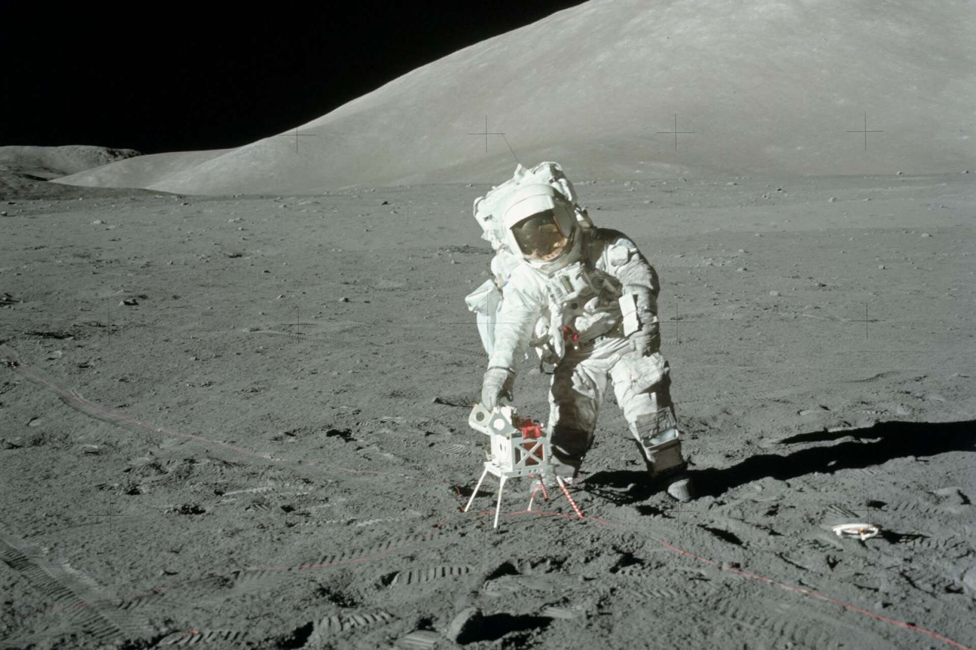 Schmitt sätter upp ett instrument på månen.