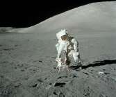 Schmitt sätter upp ett instrument på månen.