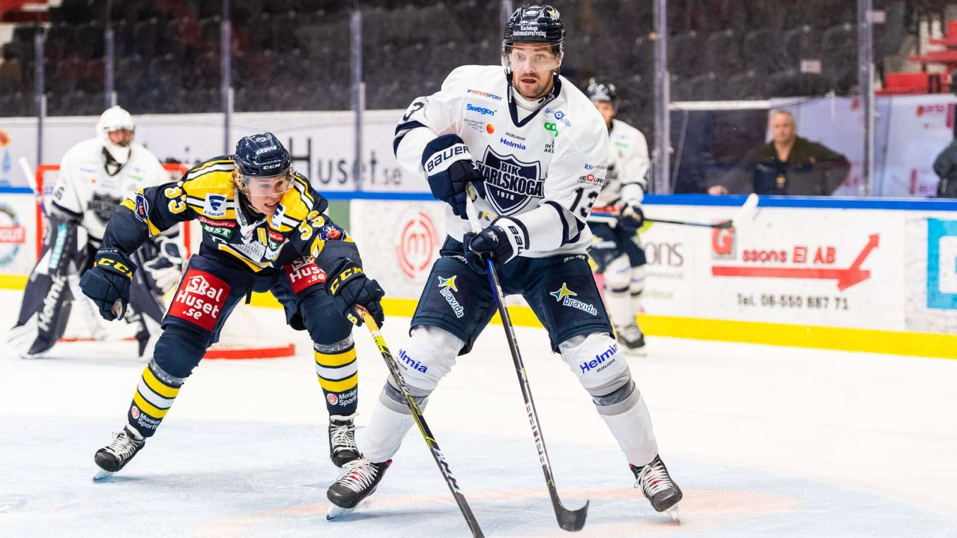 Södertäljes Måns Lindbäck och BIK Karlskogas Jesper Alasaari säsongen 2020-2021 i allsvenskan.