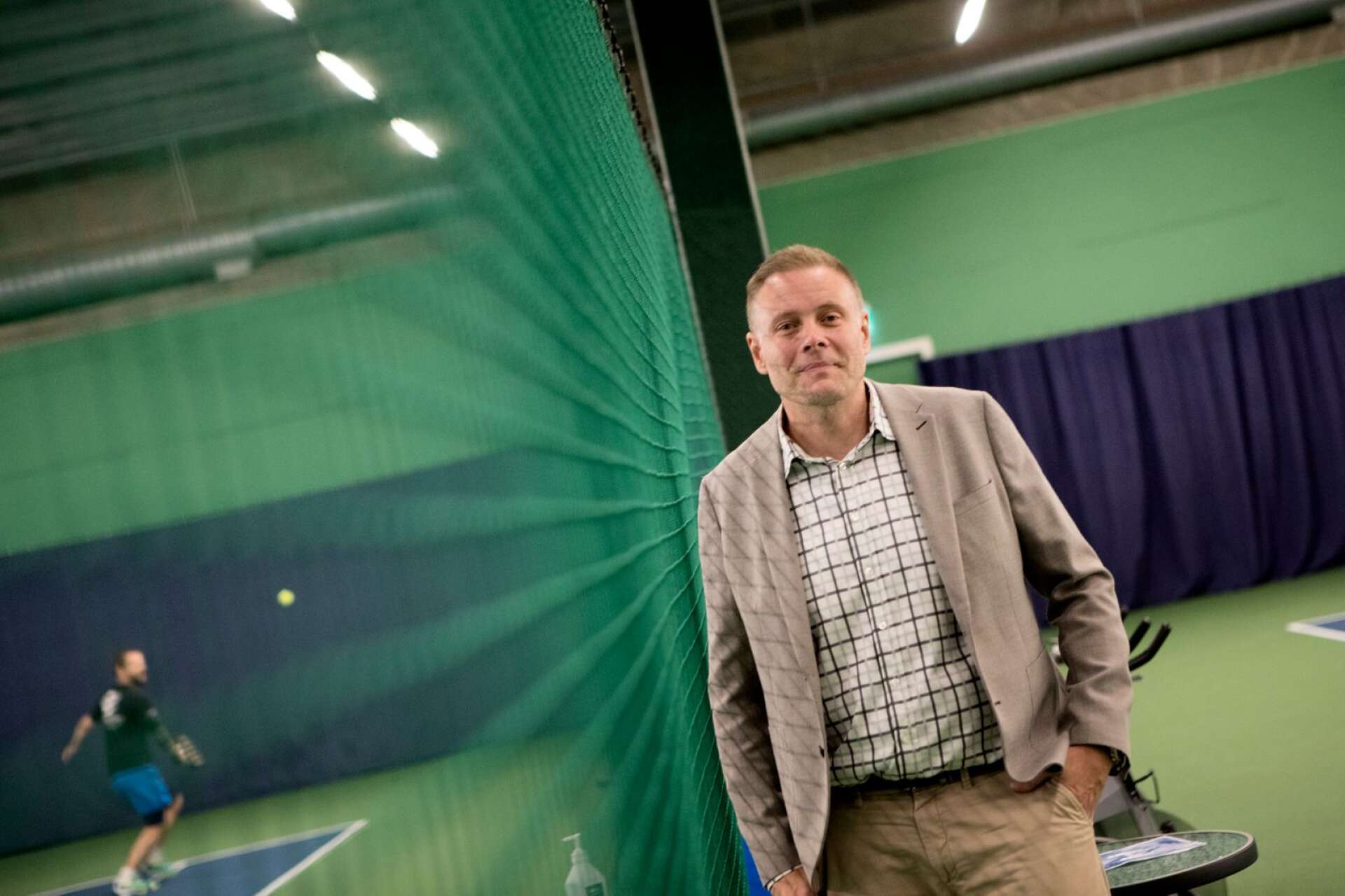 I tennishallar tillbringar Johan Brorsson väldigt mycket tid på sin fritid.