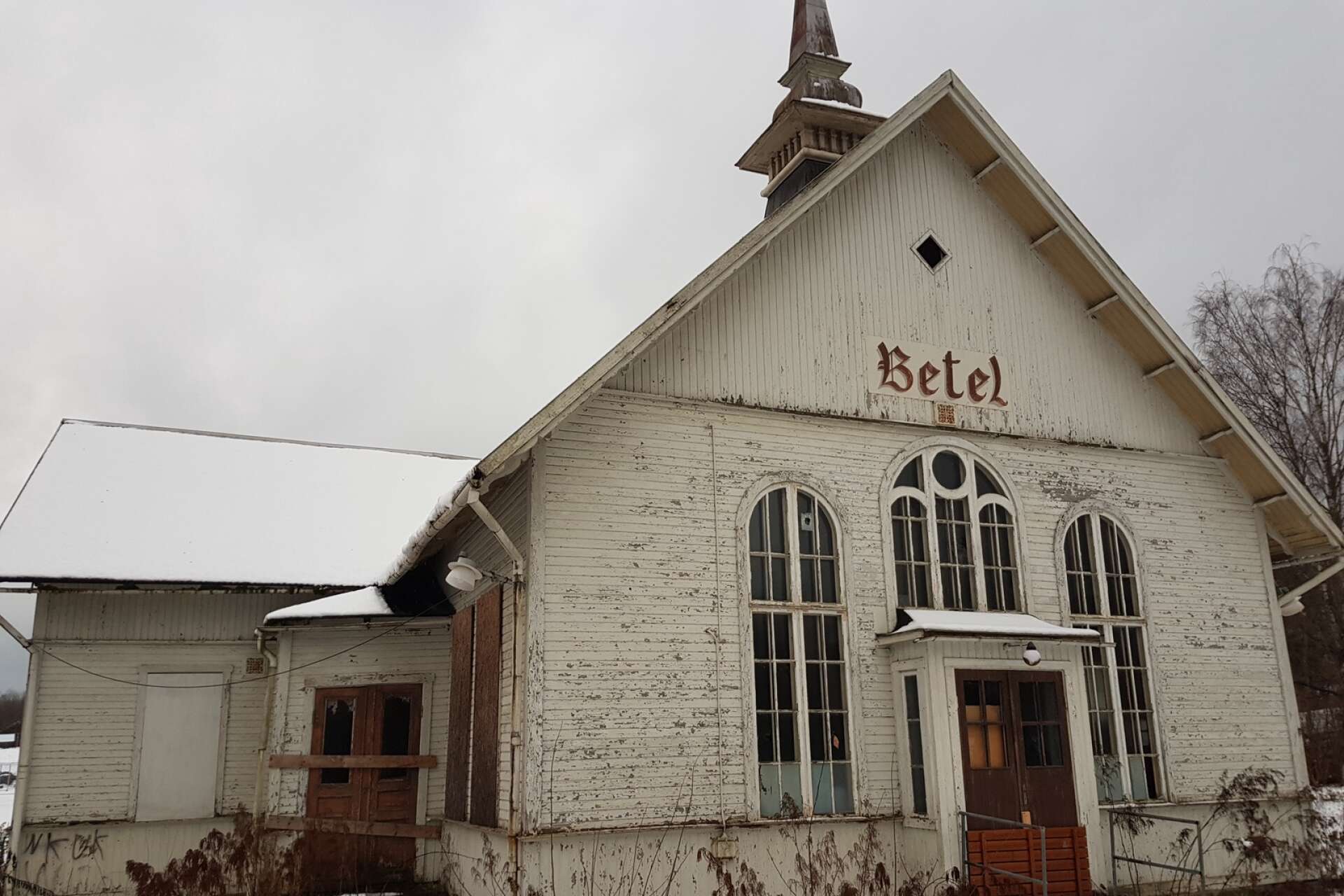 Betelkyrkan i centrala Sunne, innan den revs för drygt tre år sedan. Debatten kring rivningen inspirerade Karina Johansson till handlingen i Pastorsänkan.  