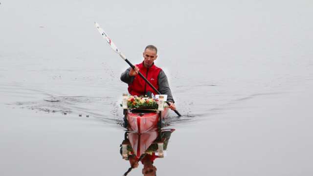 En medlem från Bofors kanotklubb levererade blommor och ljus till Agneta Anderssons staty.
