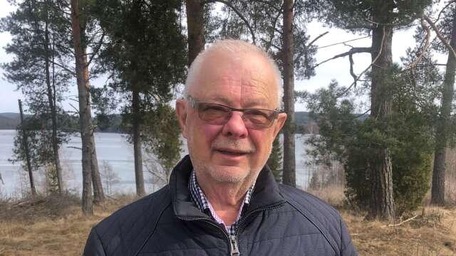 Robert Sjöberg sekreterare i N. Värmelns fiskevårdsförening måttar upp storleken på abborrar i Värmeln.