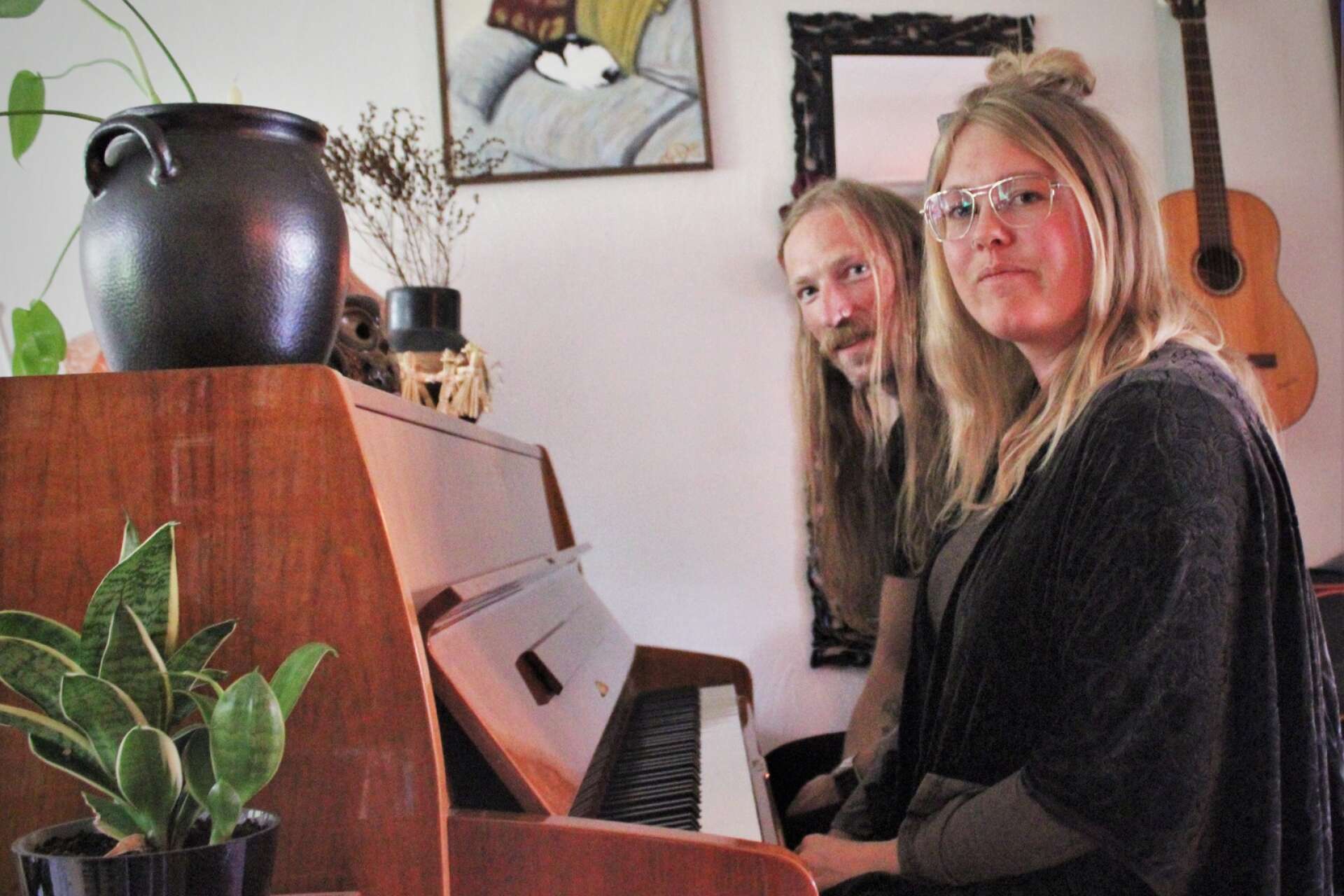 Paret Sara Mehner och Patriec Ahlström spelade in sitt debutalbum hemma i vardagsrummet. 