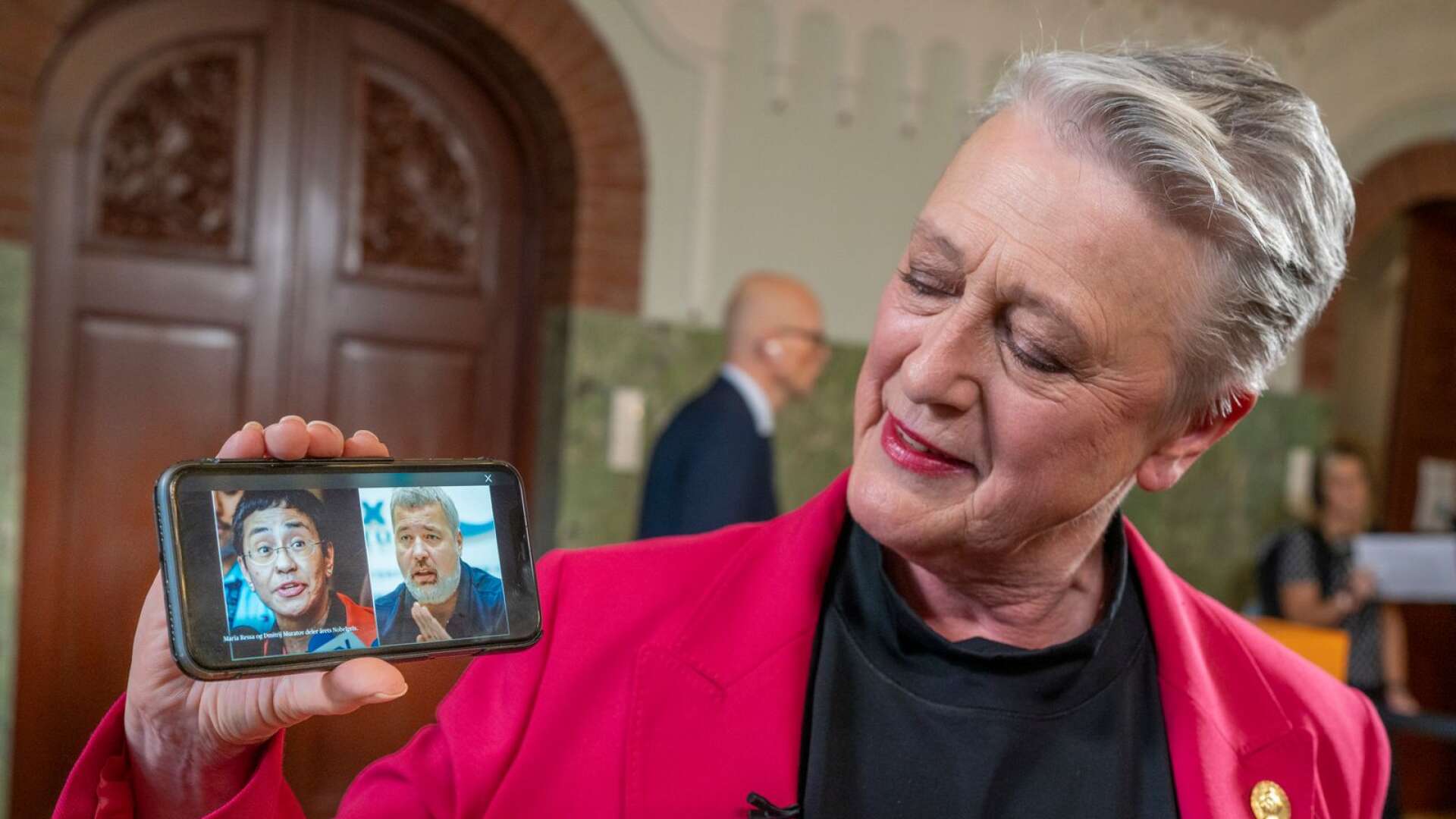 Den norska Nobelkommitténs ordförande Berit Reiss-Andersen visar bild på årets fredspristagare, journalisterna Maria Ressa och Dmitrij Muratov.
