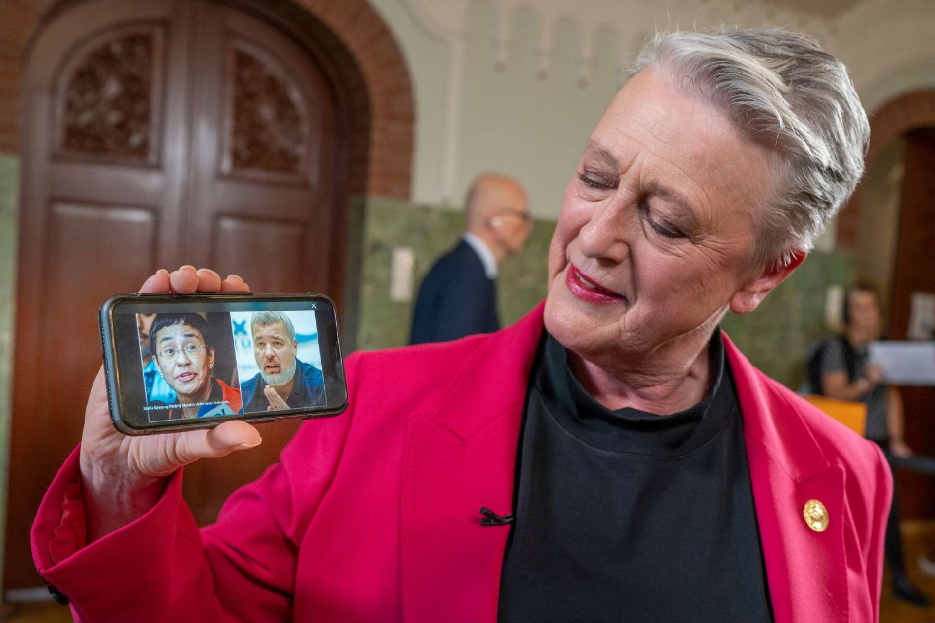 Den norska Nobelkommitténs ordförande Berit Reiss-Andersen visar bild på årets fredspristagare, journalisterna Maria Ressa och Dmitrij Muratov.