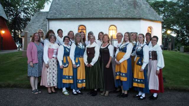 Midsommarkören, under ledning av Margareta Särevik, bestod i år av 19 skönsjungande kvinnor från trakten.
