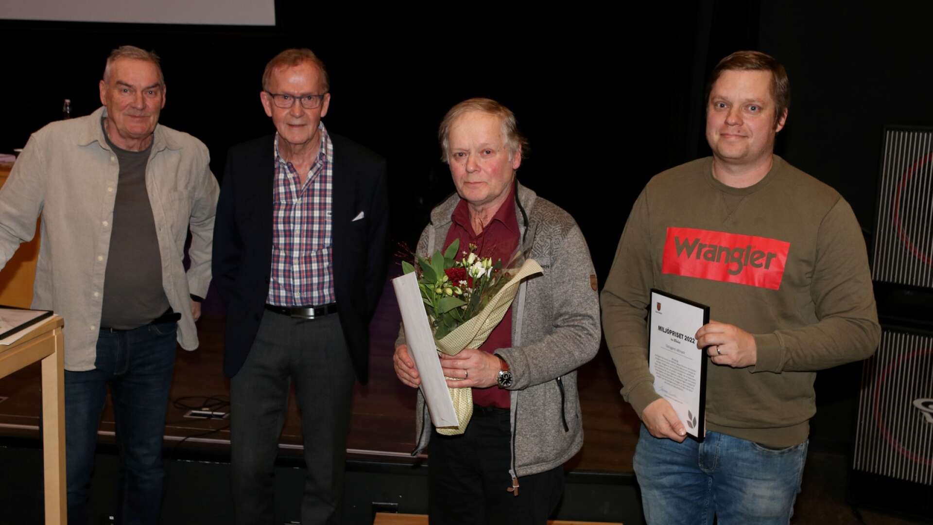 Peter Persson och Johannes Lundén stod för utdelandet av miljöpriset. Karl-Gustav och Mathias Larsson var pristagarna.