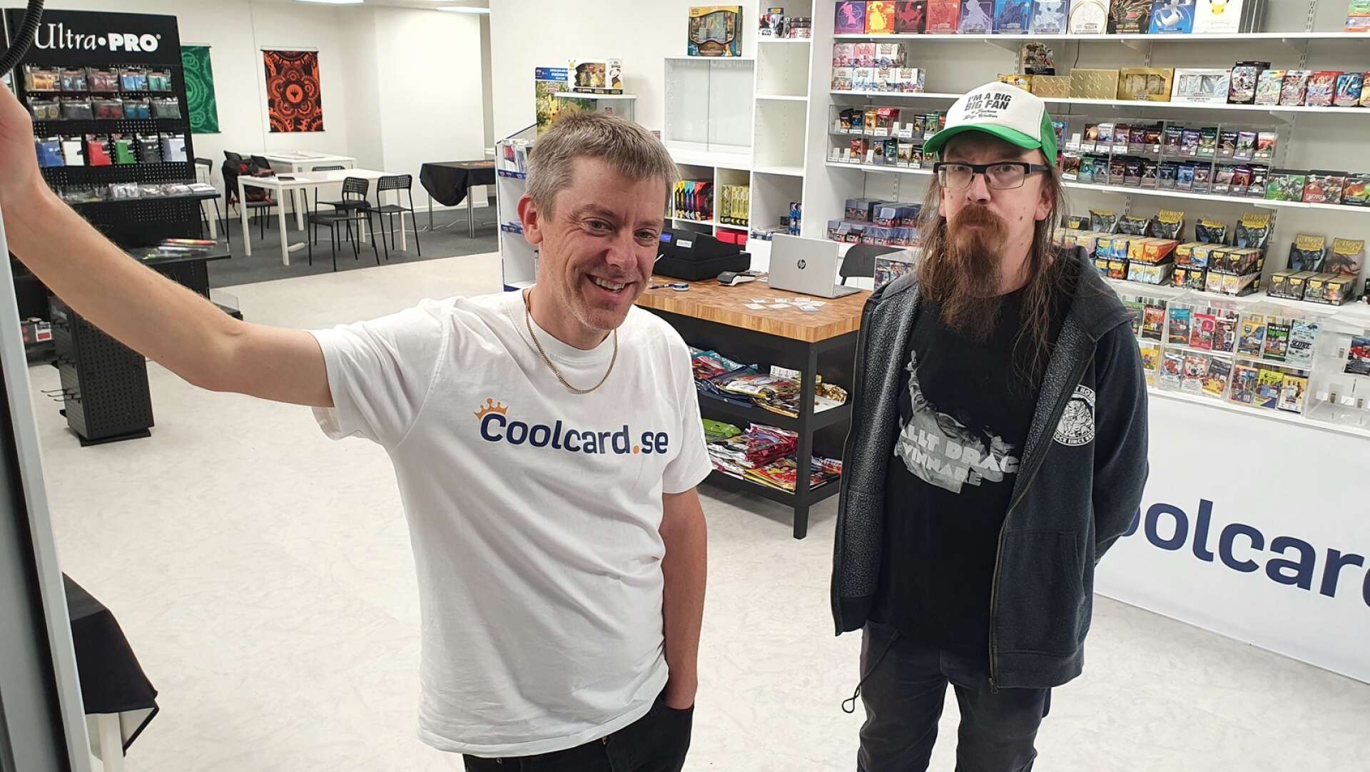 Anders Neiker och Fredrik Otter som driver Coolcard flyttade in i sin nya butikslokal på Östra Torggatan under torsdagen.
