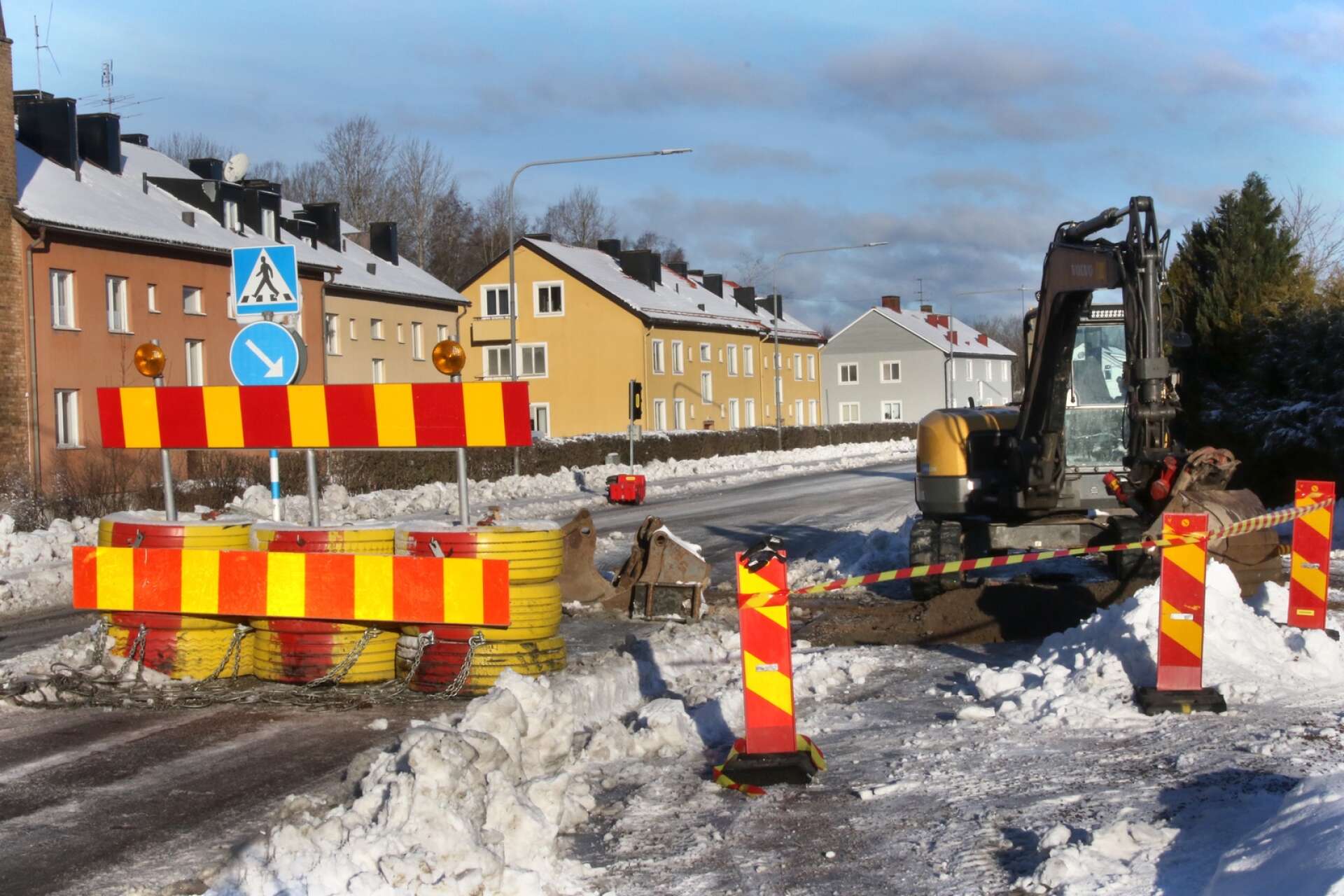 Arbetet med att laga läckan på Sandbäcksvägen gör att trafiken blir begränsad.
