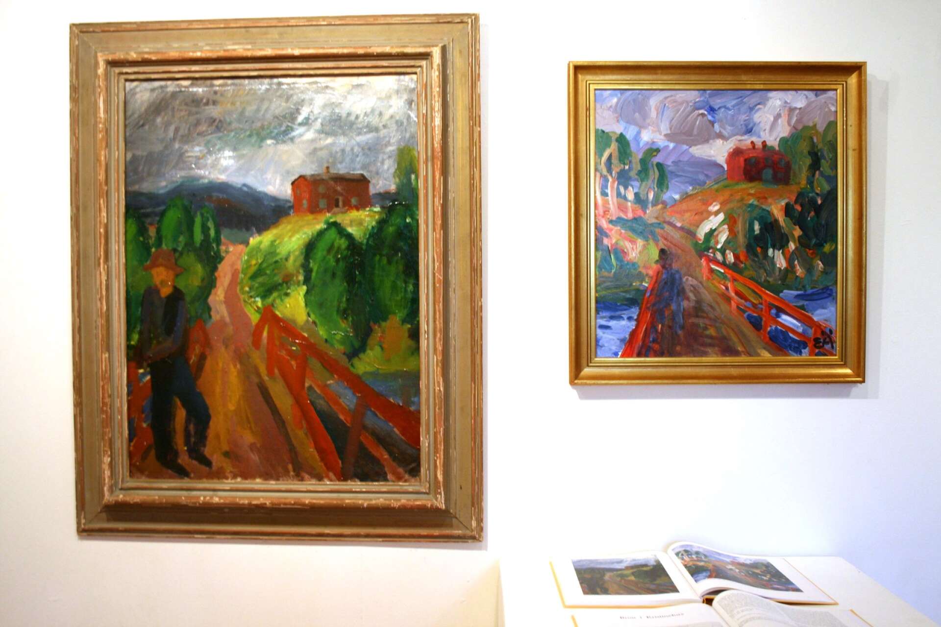 Den vänstra tavlan målade Erling Ärlingsson 1931. 1982 målade han tavlan till höger som kom att bli hans sista. Åter utgjorde dammbron i Kristinefors motivet.
